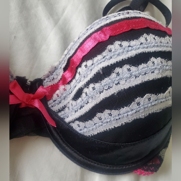 🎉2 for $15🎉 Black White and Pink Lacy Underwire Bra - Picture 4 of 4